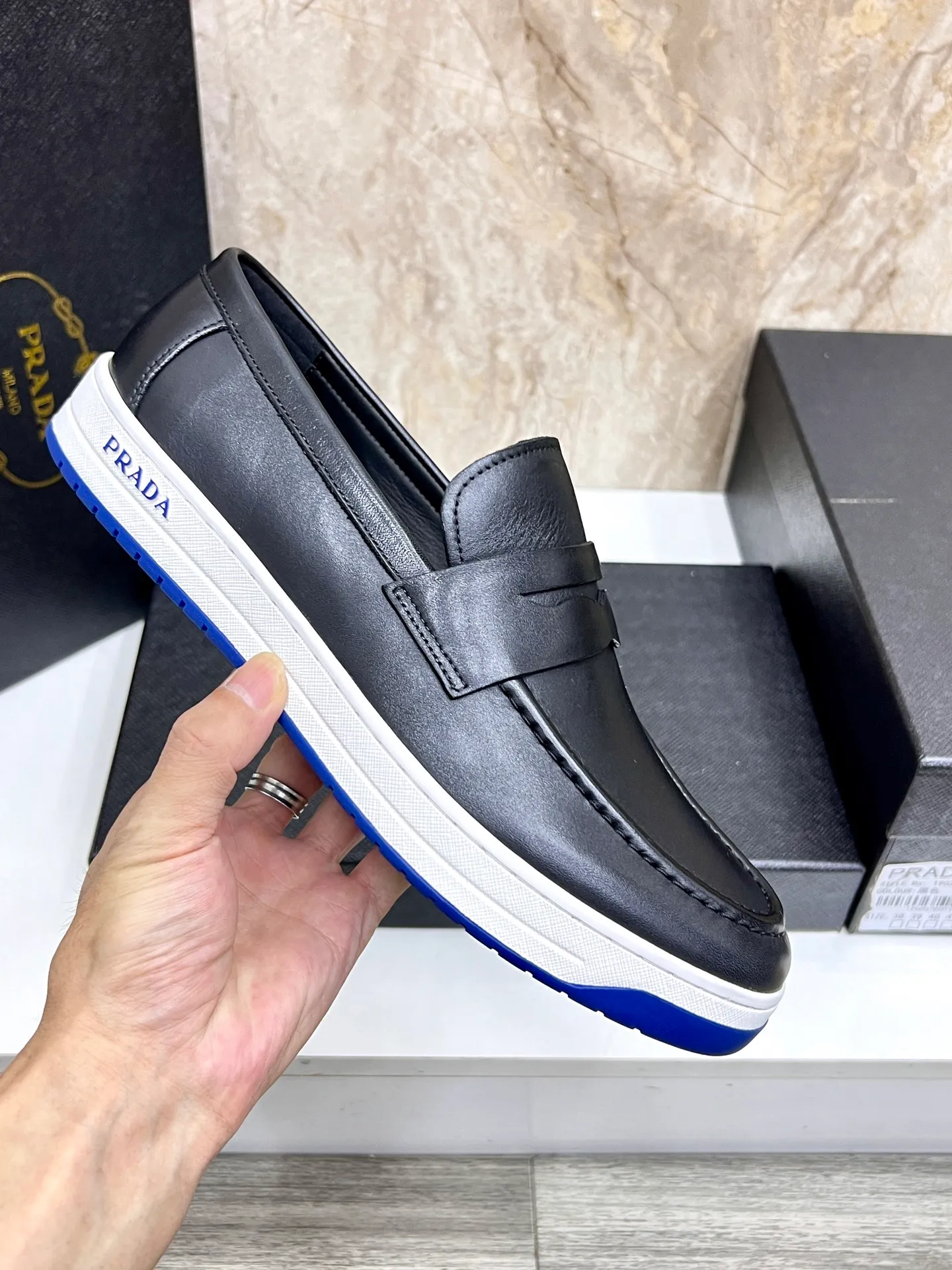 💰620 Prada classic men’s lace-up casual shoes｜Imported cowhide upper｜Layered stitching design on the upper Lightweight and breathable｜Soft and comfortable｜PRADA letters on the side｜Distinctive sporty style Showing the brand style｜Lightweight embossed rubber sole｜With cowhide foot pad lining｜Excellent foot feel Fashionable and elegant｜Size: 38-44 (customized at 45)
